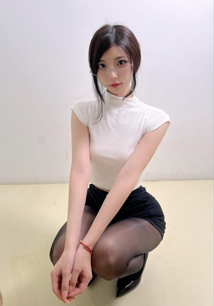 图片[1]-【微-密】陈妮妮- 诱惑的秘书 [14P-22M]-蜜桃啵啵